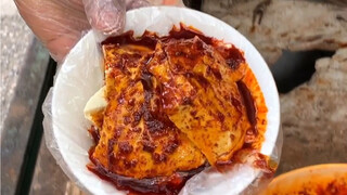 التوفو الساخن الذي يبيعه الرجل العجوز نظيف وصحي. سعر الطبق ٥ يوانات، وهو غني جدًا. يُغطى بالزيت وصلص