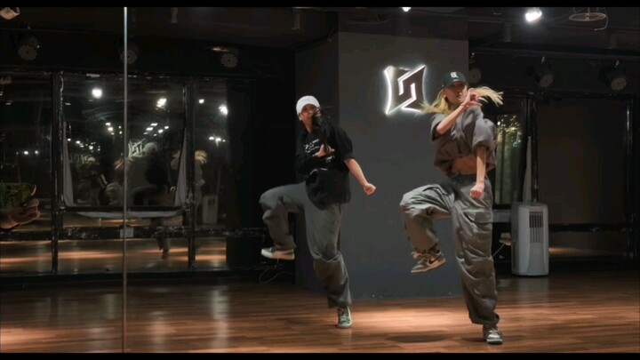 คนแนวออลด์สคูลและคนแนวนิวสคูลเต้นเพลงเดียวกัน