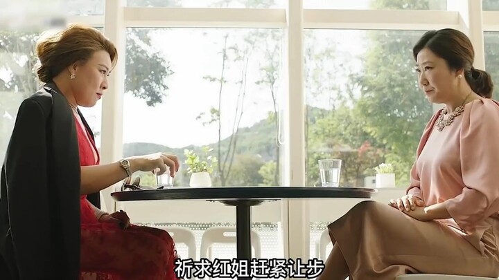 这个女人是泡菜国第一富婆，却蹲在菜市场一边咖啡，一边看宰鱼