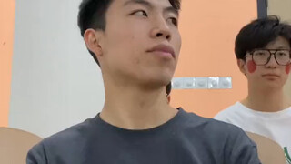 Một người đàn ông to lớn như anh cũng không thể mặc váy được à