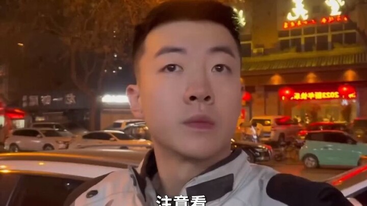 The blogger helped the shop owner, only to be directly asked for money by a certain netizen.
