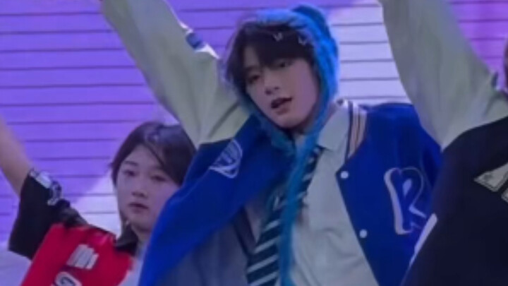 【Vương Tuấn Hy】Anh trai thực tập sinh năm ba biểu diễn "iliit-Magnetic" tại trường