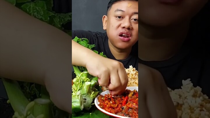 MAKAN BATANG PEPAYA MENTAH + PUCUK NYA ENAK OY..