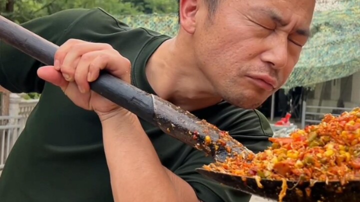 Hari ini kita akan membuat mi hokian tumis yang penuh warna, aroma, dan rasa!