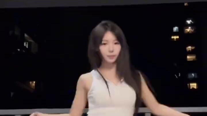 Tôi nên chọn váy ngắn hay quần short khi nộp bài tập về nhà?