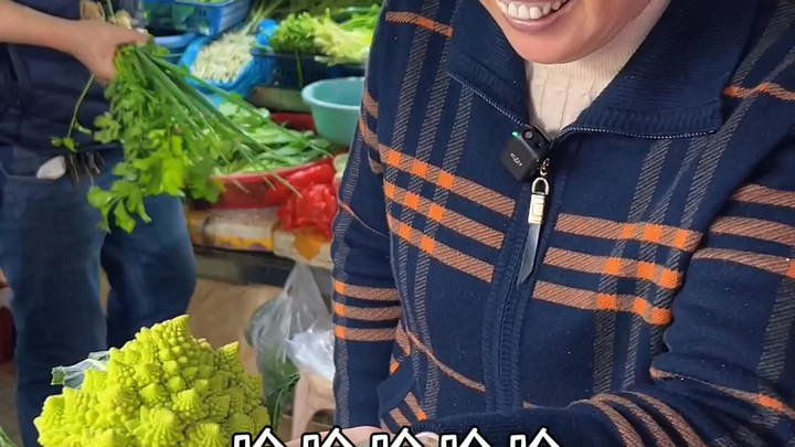 Bà ngoại 65 tuổi đến nhà nấu ăn: Hôm nay ở Triều Sán, Quảng Đông, tôi gặp một bà chủ hải sản vô cùng