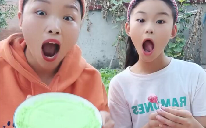 เด็กน้อยสองคนแข่งกันปลูกลูกอม ทุกคนช่วยกันเดาว่าลูกอมของใครจะโตใหญ่กว่ากันนะ?