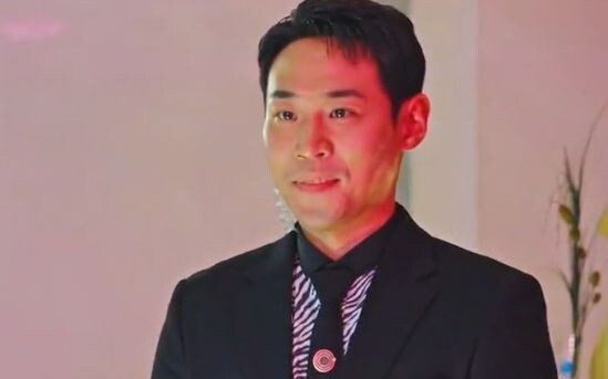 Korean drama “Taxi Driver”: A man applies for a bouncer job at a bar, only to be instantly spotted b