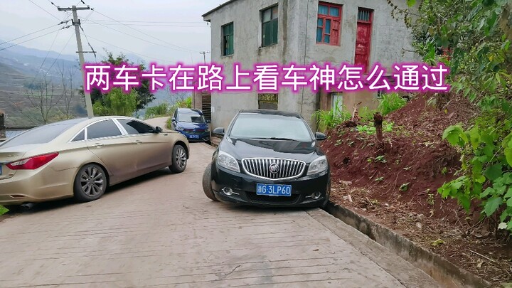 Kedua mobil sama-sama terjebak di jalan, lihat bagaimana sang “raja mobil” melewatinya dengan lancar