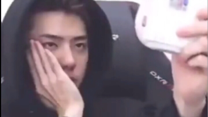 【وو شي شون】عندما كان يلتقط الصور المصغرة، شككتُ في الكاميرا، لكنني لم أشكّق فيه هو نفسه أبدًا.