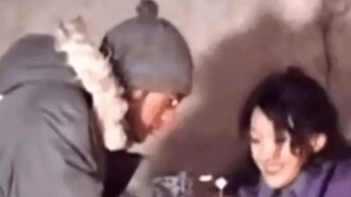 أشعل تاكيشي كانيشيرو ألعابًا نارية لتشو شون بعد أن دخّن نصف سيجارته. مشهدٌ جميلٌ جدًا! كان تاكيشي كا