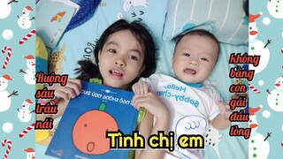 Chị hai đọc truyện cho em bé nghe trước khi đi ngủ