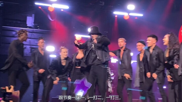 تشانغ يي شينغ يقدّم أغنية «Joker» في ختام مهرجان Metamoon الموسيقي في نيويورك (مع ترجمة) – غريب الأط