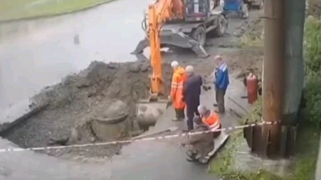 รถขุด: ท่านเจ้าของครับ มีคนมาเต็มเลย นั่งเครื่องบินมาด้วย อยากเชิญท่านไปทานข้าวครับ