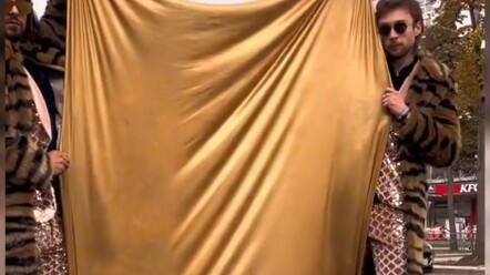 السائق: أنا من يُفترض أن يُكمل عرضك~