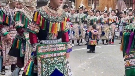 Con gái không đủ thì lấy ông già thay thế đã đành, giờ còn trực tiếp lấy cả trai nữa rồi!