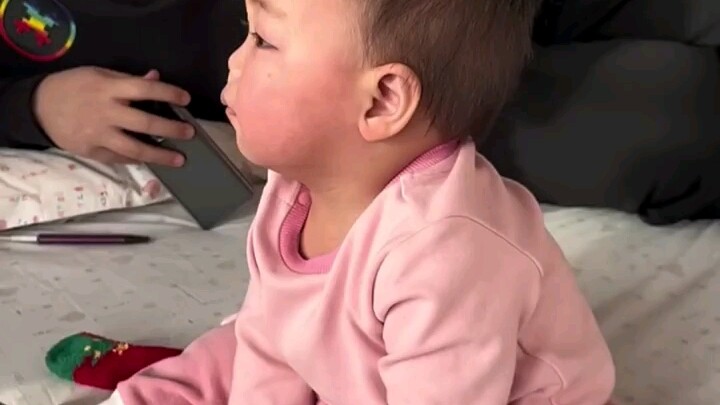 A kid who loves to watch the fun. Netizen: The kid looks a bit speechless. “Just watching the fun.”