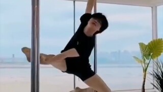 【朴智旻JiMin】#智旻尼～跳钢管舞会是这样嘛！