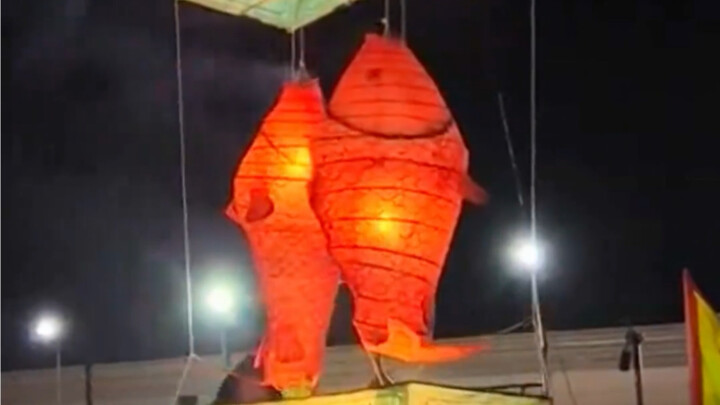 กล่องดอกไม้ไฟมีประวัติยาวนานนับศตวรรษ เมื่อจุดไฟ กล่องจะถูกแขวนไว้บนที่สูง เริ่มจากชั้นล่างสุด เมื่อ