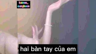 Hai bàn tay của em đây em múa cho mẹ xem
