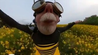 Kakek menggunakan cara yang tak terduga untuk melakukan cosplay sebagai lebah kecil, dan harus diaku