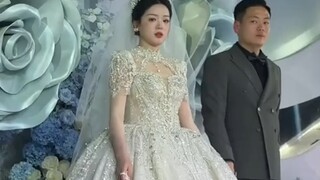 لم تتمالك العروس نفسها من الضحك في حفل الزفاف لأنها التقت بالعين مع صديقتها المقربة. قال العريس: "هل