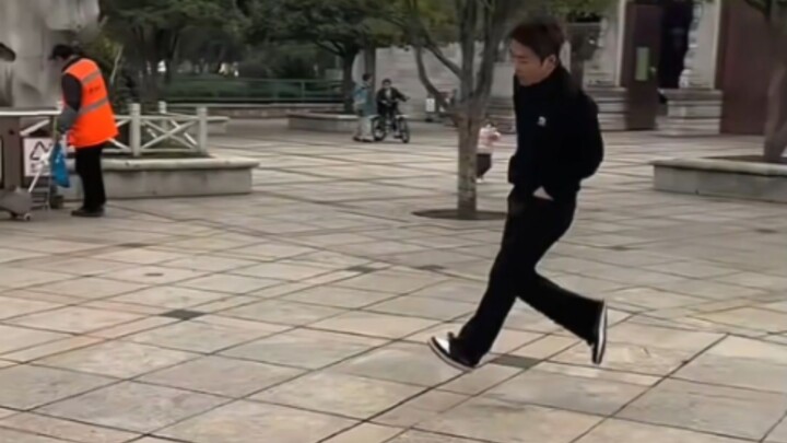 【فتى غبي】 متحرر من جاذبية الأرض، مستعد للانطلاق إلى السماء!