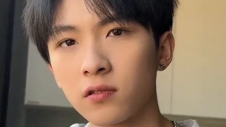 รอยยิ้มของพี่ชายไม่ใช่เรื่องง่าย...