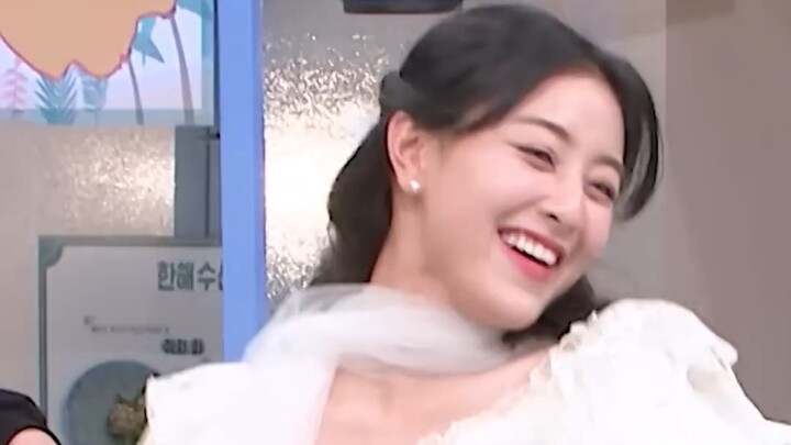 Park Ji-hyo: Hôm nay mặc váy cưới cũng không ngăn được tôi tri ân sếp của mình!