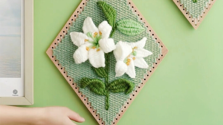 Setiap jahitan penuh kehidupan—bunga bakung yang ceria, nikmati kebahagiaan yang dibawa oleh kerajin