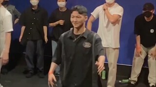 虽然我不喜欢他做的音乐，但不得不承认跳舞是真TM强。