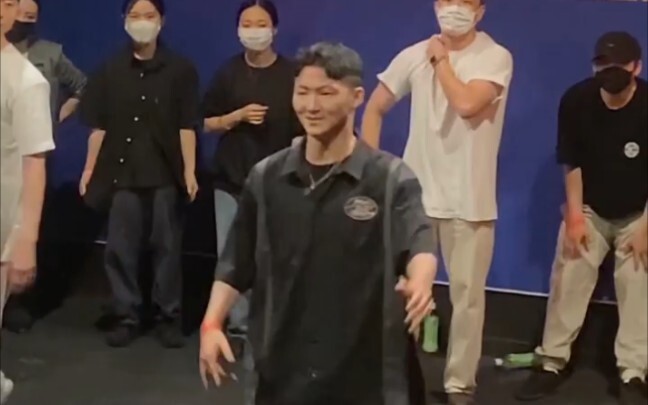 แม้ว่าฉันจะไม่ชอบดนตรีที่เขาทำ แต่ฉันต้องยอมรับว่าการเต้นของเขาเก่งมาก