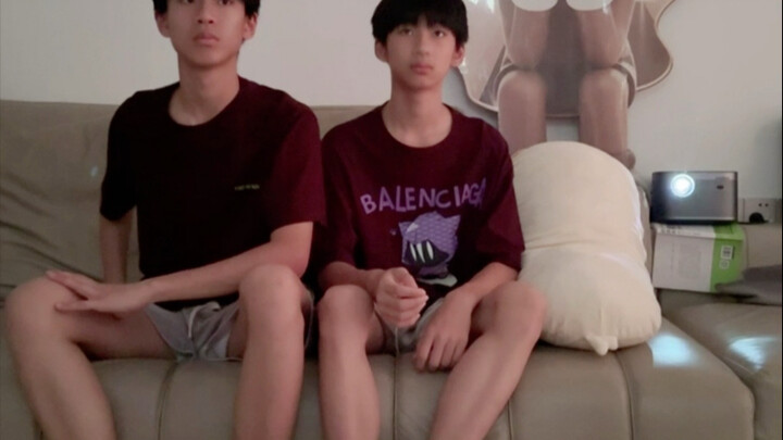 Anh trai: Tôi chỉ đội cái mũ trùm đầu thôi, cần phải động tay động chân à?