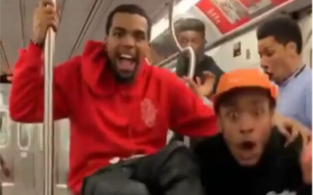 การเต้นรำริมถนนในรถไฟใต้ดินต่างประเทศนั้นฟรีเพียงพอ