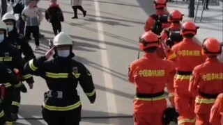 当消防救援队员遇到森林消防员