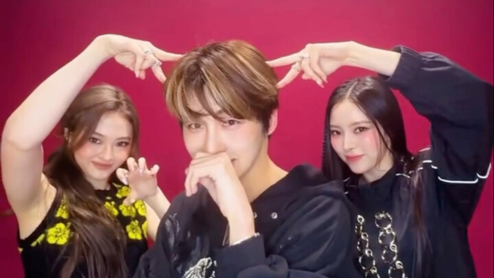 معجب ذكر يرقص رقصة فرق الفتيات بكل ثقة وراحة