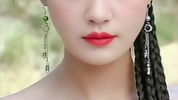 She really has the stylist’s undivided love! Of all the cringeworthy looks in the whole series, hers