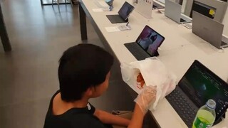 Một cậu bé đã lau chùi điện thoại sau khi chơi trong một cửa hàng điện thoại di động. Khi tìm hiểu, 