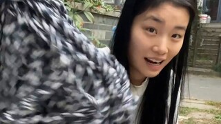 Kudengar kalian ingin melihatku memakai kain pel?