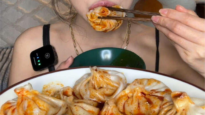 Ăn sủi cảo nước nè, hôm nay mình gọi hai phần đấy!