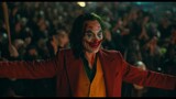 Joker(2019): Arthur vẽ nụ cười trên mặt bằng máu và cả thành phố cổ vũ cho anh (cận cảnh cuối phim)
