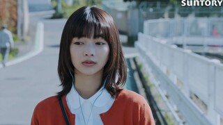 Japanese small fresh advertisement: No one loves the headphones once they are put on
