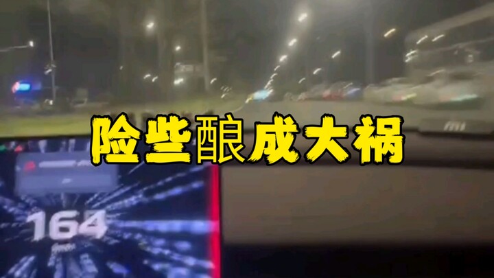 Xiaomi SU7 speeding out of control—motorcyclist jumps off to save himself!