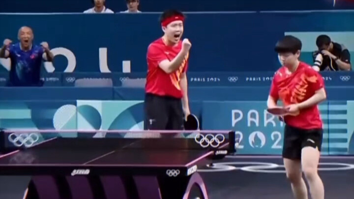 Sa Đầu: Quay lưng lại hất mặt, đối diện thì ôm nhau.