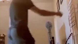 Hantu: Biar kuperlihatkan pukulan siku-ku