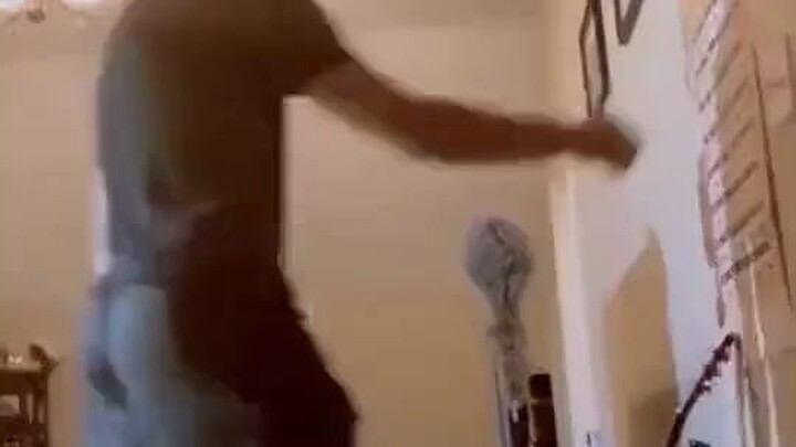 Quỷ: Để ngươi xem một cú chỏ của ta