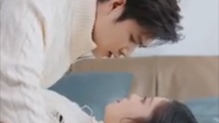 Tanpa sengaja gadis itu menarik celana