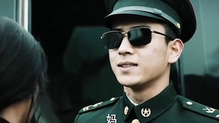 儿子当兵7年头次回家，母亲发现他失去双眼和双臂，整个人都崩溃了