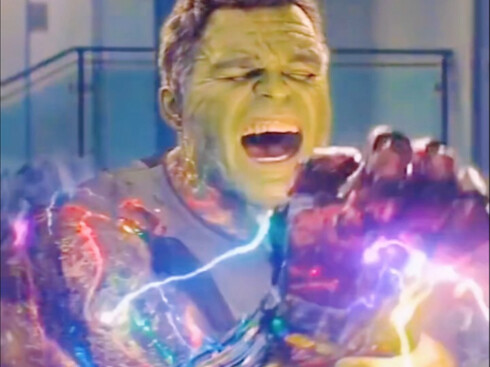 Hulk terlihat mengagumkan dengan sarung tangan