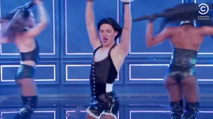 Cảnh tượng kinh điển của “Spider-Man” Tom Holland: Cosplay Rihanna cực đỉnh khiến cả khán phòng sửng